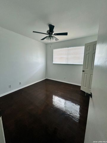 223 W Silver Sands Dr Apt 8, San Antonio, TX 78216