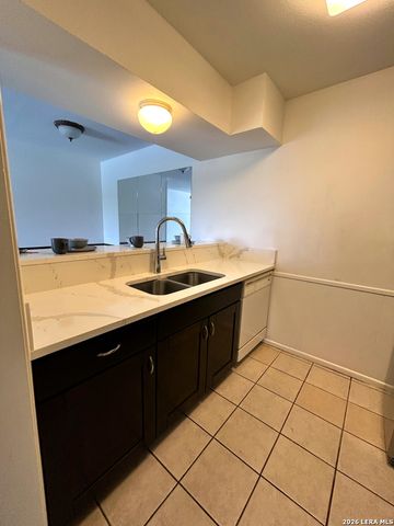 223 W Silver Sands Dr Apt 8, San Antonio, TX 78216