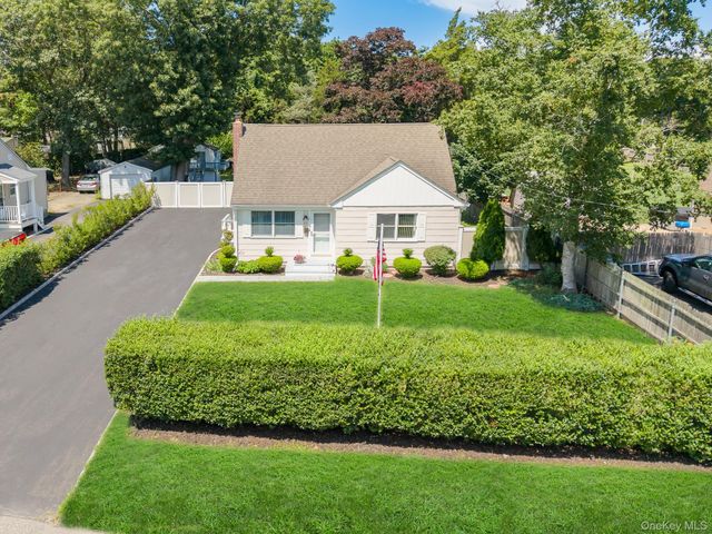 60 Hubbard Avenue, Riverhead, NY 11901