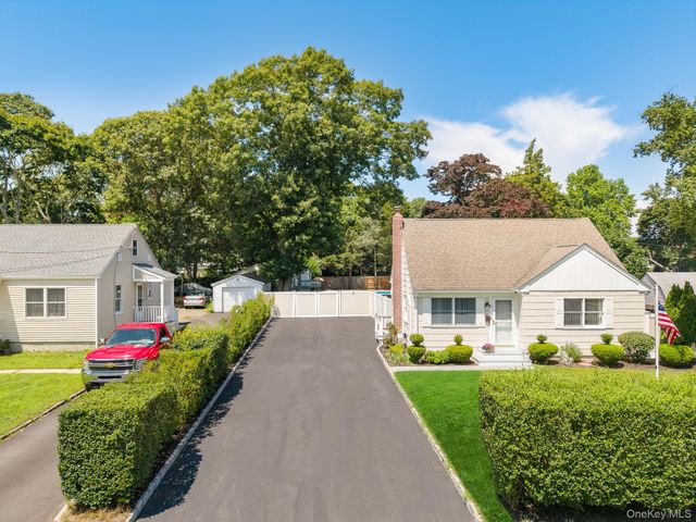 60 Hubbard Avenue, Riverhead, NY 11901