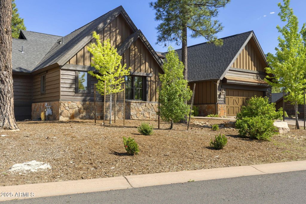 Image 2 of property listing at 2645 E TELLURIDE Drive, Flagstaff, AZ 86005