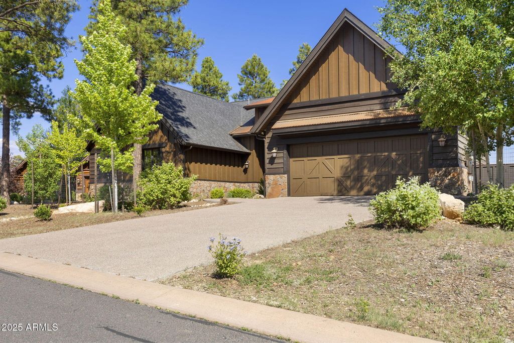 Image 3 of property listing at 2645 E TELLURIDE Drive, Flagstaff, AZ 86005