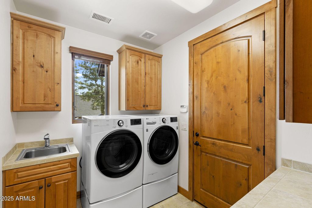 Image 40 of property listing at 2645 E TELLURIDE Drive, Flagstaff, AZ 86005