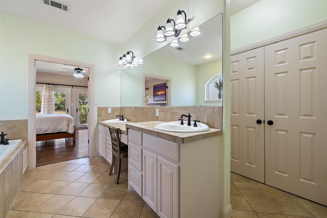1120 Canyon View RD, Dripping Springs, TX 78620