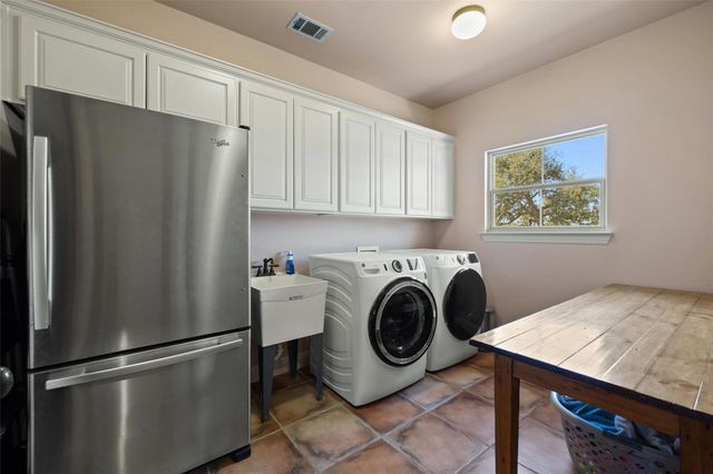 1120 Canyon View RD, Dripping Springs, TX 78620