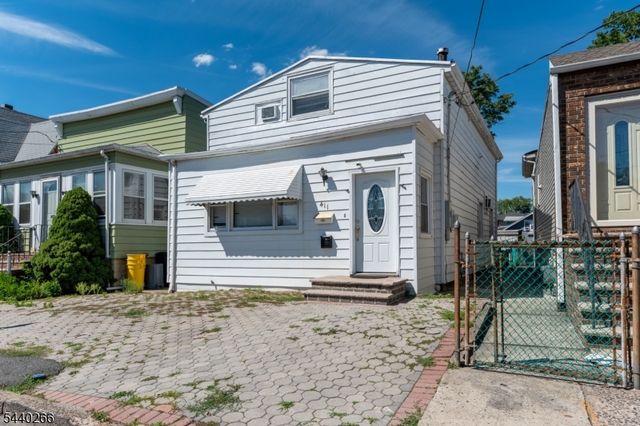 411 Sheridan Pl, Fairview Boro, NJ 07022