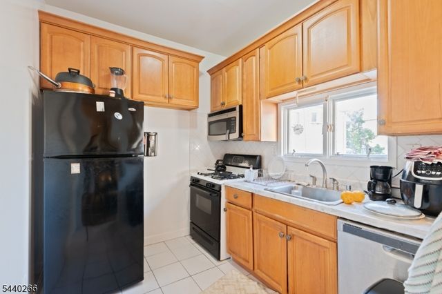 411 Sheridan Pl, Fairview Boro, NJ 07022