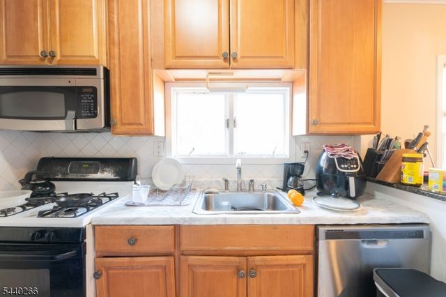 411 Sheridan Pl, Fairview Boro, NJ 07022