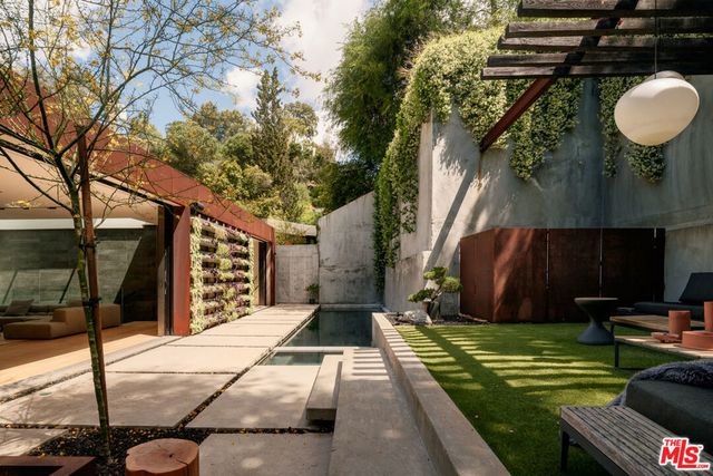 8050 Willow Glen Road, Los Angeles, CA 90046