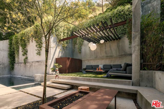 8050 Willow Glen Road, Los Angeles, CA 90046
