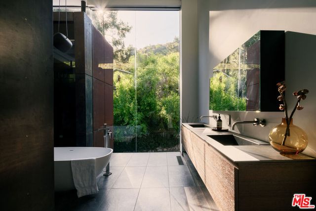 8050 Willow Glen Road, Los Angeles, CA 90046