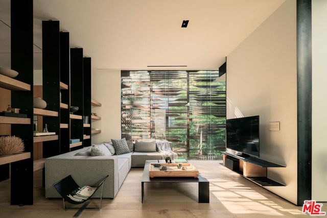 8050 Willow Glen Road, Los Angeles, CA 90046