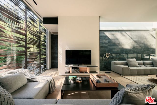 8050 Willow Glen Road, Los Angeles, CA 90046