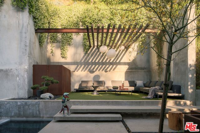 8050 Willow Glen Road, Los Angeles, CA 90046