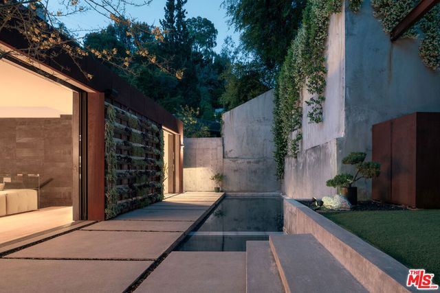 8050 Willow Glen Road, Los Angeles, CA 90046