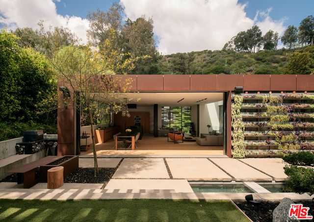 8050 Willow Glen Road, Los Angeles, CA 90046