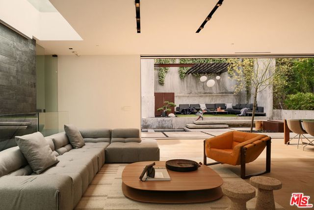 8050 Willow Glen Road, Los Angeles, CA 90046