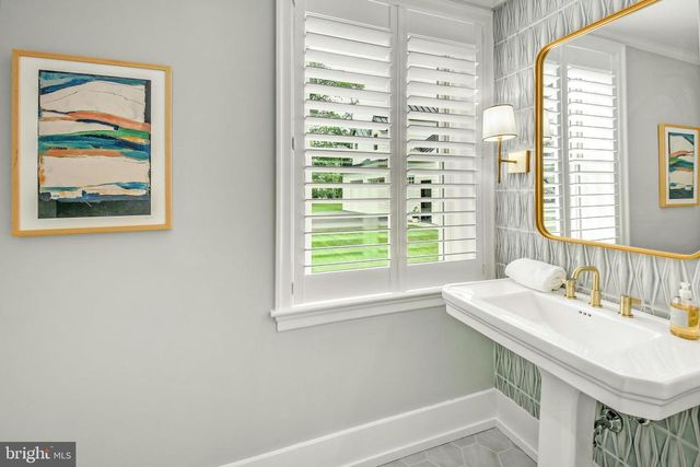 1803 APPLE TREE LN E, Bethlehem, PA 18015