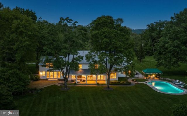 1803 APPLE TREE LN E, Bethlehem, PA 18015