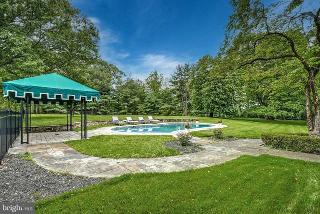 1803 APPLE TREE LN E, Bethlehem, PA 18015