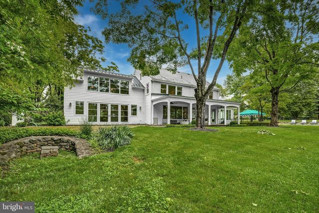 1803 APPLE TREE LN E, Bethlehem, PA 18015