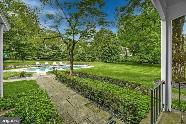 1803 APPLE TREE LN E, Bethlehem, PA 18015