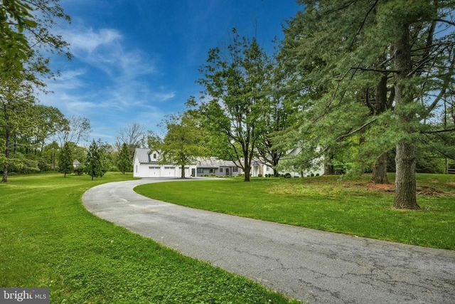 1803 APPLE TREE LN E, Bethlehem, PA 18015