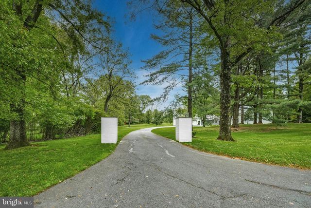 1803 APPLE TREE LN E, Bethlehem, PA 18015