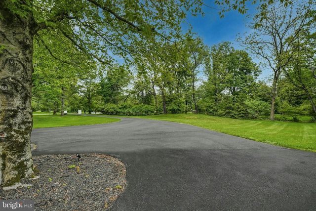 1803 APPLE TREE LN E, Bethlehem, PA 18015