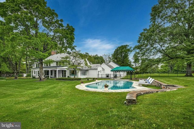 1803 APPLE TREE LN E, Bethlehem, PA 18015