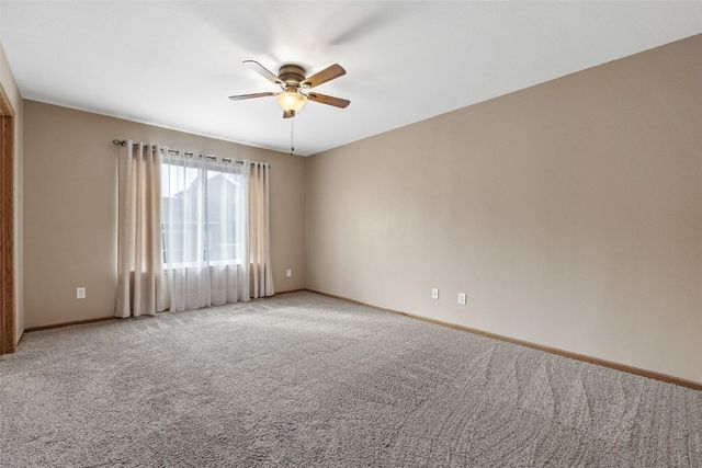 5810 Bethpage Circle, Cedar Rapids, IA 52404