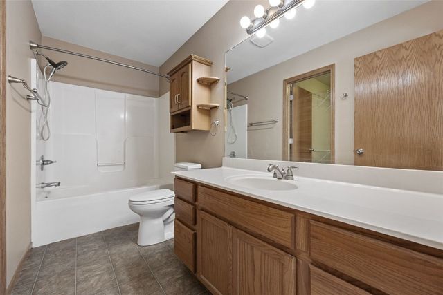 5810 Bethpage Circle, Cedar Rapids, IA 52404