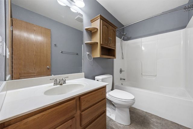 5810 Bethpage Circle, Cedar Rapids, IA 52404