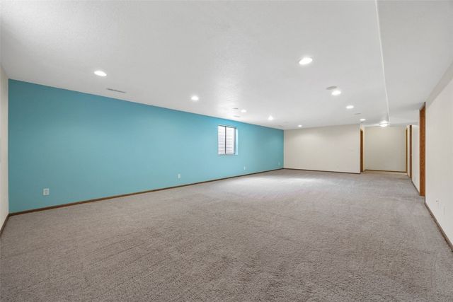 5810 Bethpage Circle, Cedar Rapids, IA 52404