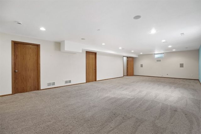 5810 Bethpage Circle, Cedar Rapids, IA 52404