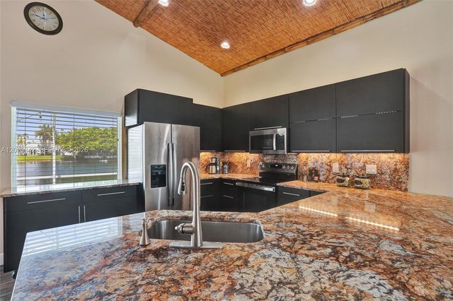 10639 Lago Welleby Dr, Sunrise, FL 33351