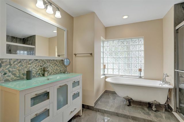 10639 Lago Welleby Dr, Sunrise, FL 33351
