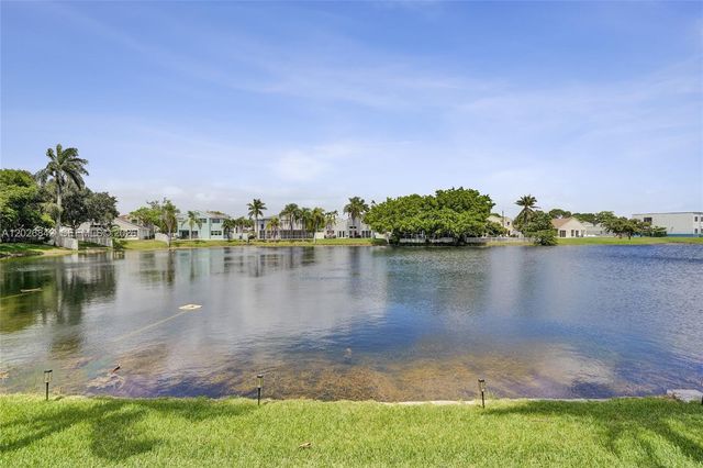 10639 Lago Welleby Dr, Sunrise, FL 33351
