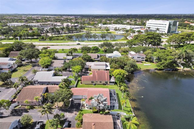 10639 Lago Welleby Dr, Sunrise, FL 33351