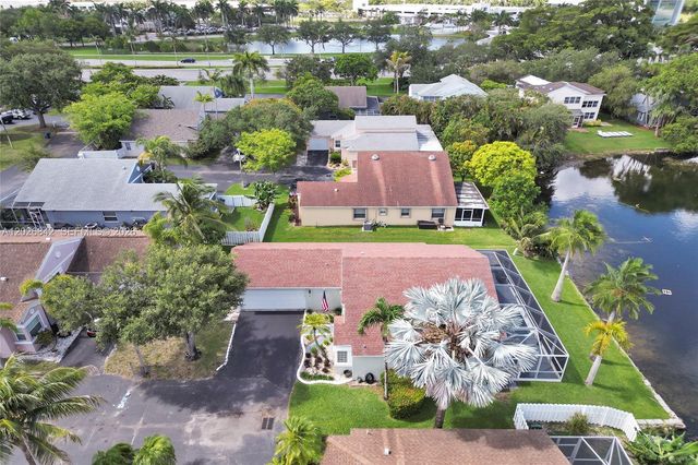 10639 Lago Welleby Dr, Sunrise, FL 33351