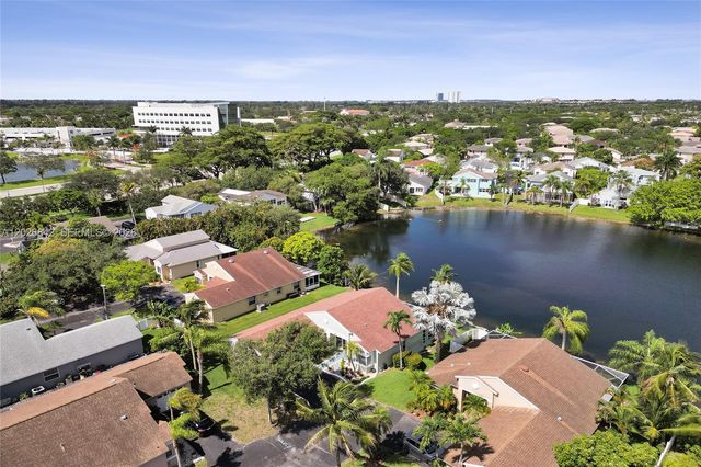 10639 Lago Welleby Dr, Sunrise, FL 33351