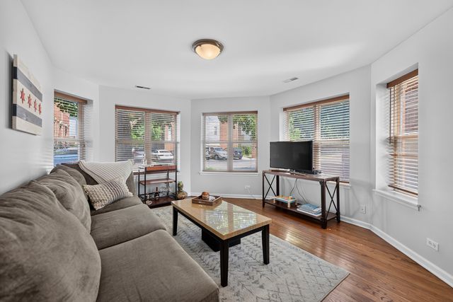 3250 N WASHTENAW Avenue, Chicago, IL 60618