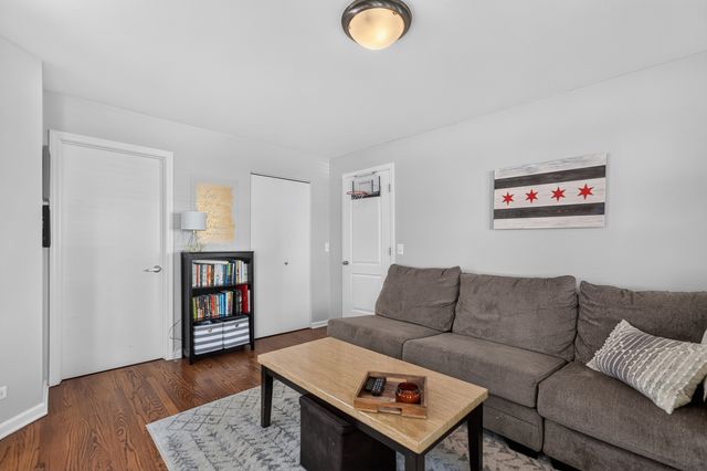 3250 N WASHTENAW Avenue, Chicago, IL 60618