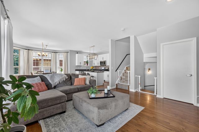 3250 N WASHTENAW Avenue, Chicago, IL 60618