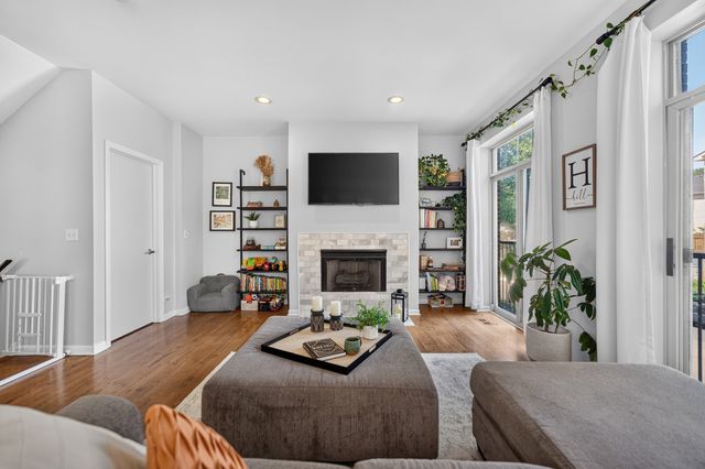 3250 N WASHTENAW Avenue, Chicago, IL 60618