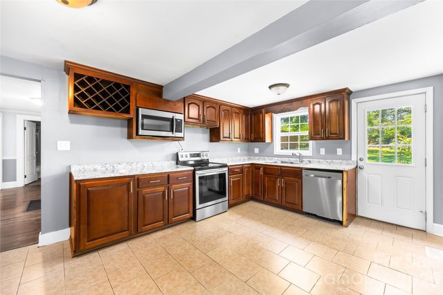 316 20th Avenue NE, Hickory, NC 28601