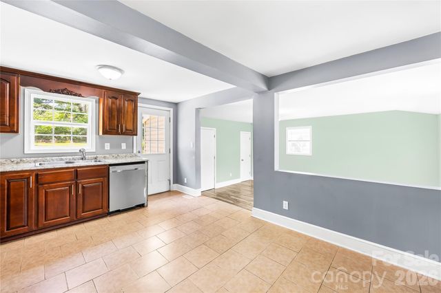 316 20th Avenue NE, Hickory, NC 28601