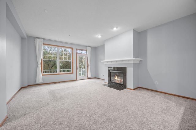1686 Village Trail E 2, Maplewood, MN 55109