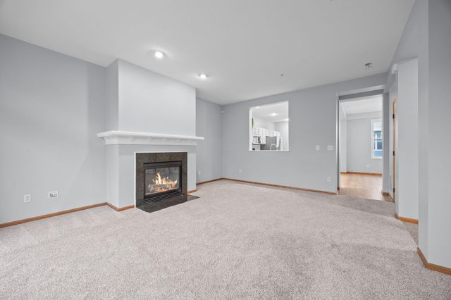 1686 Village Trail E 2, Maplewood, MN 55109