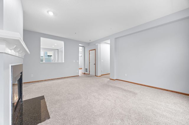 1686 Village Trail E 2, Maplewood, MN 55109